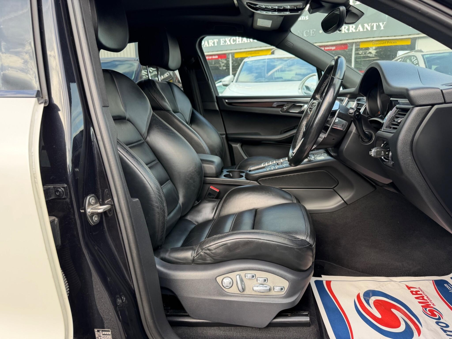 Porsche Macan 2014 - Cars in Sandhurst