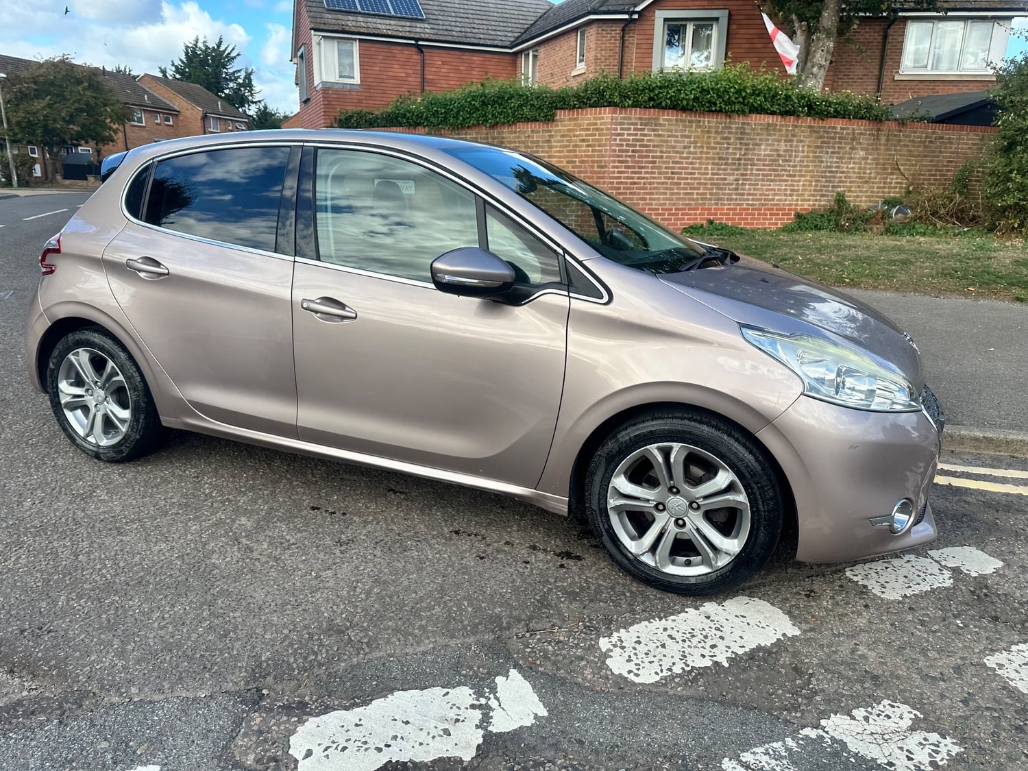 Peugeot 208 2015 - Cars in Slough