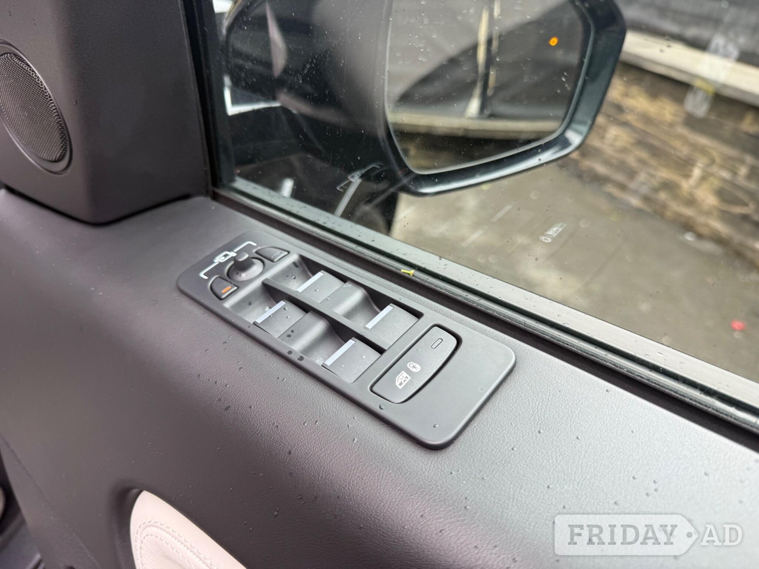 [ berth ]Land Rover Discovery Sport