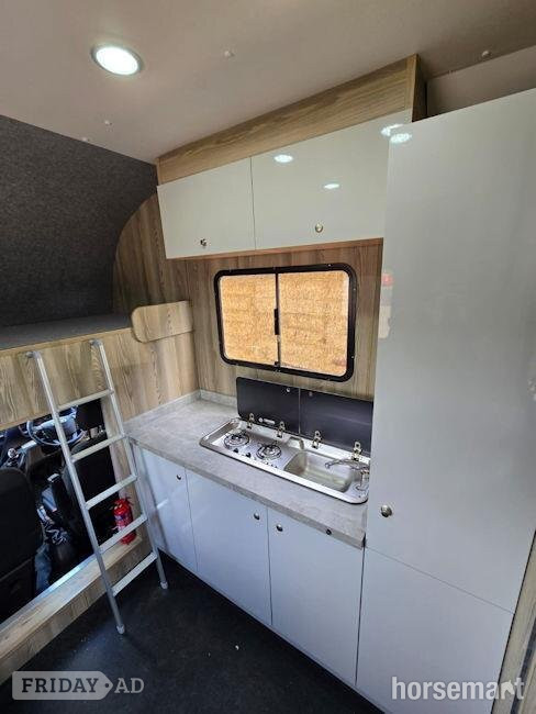Peper Harow Trophy Twin Iveco Horsebox - Trailers & Horseboxes in Godalming