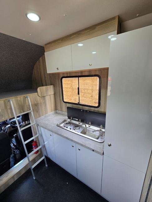 Peper Harow Trophy Twin Iveco Horsebox - Trailers & Horseboxes in Godalming