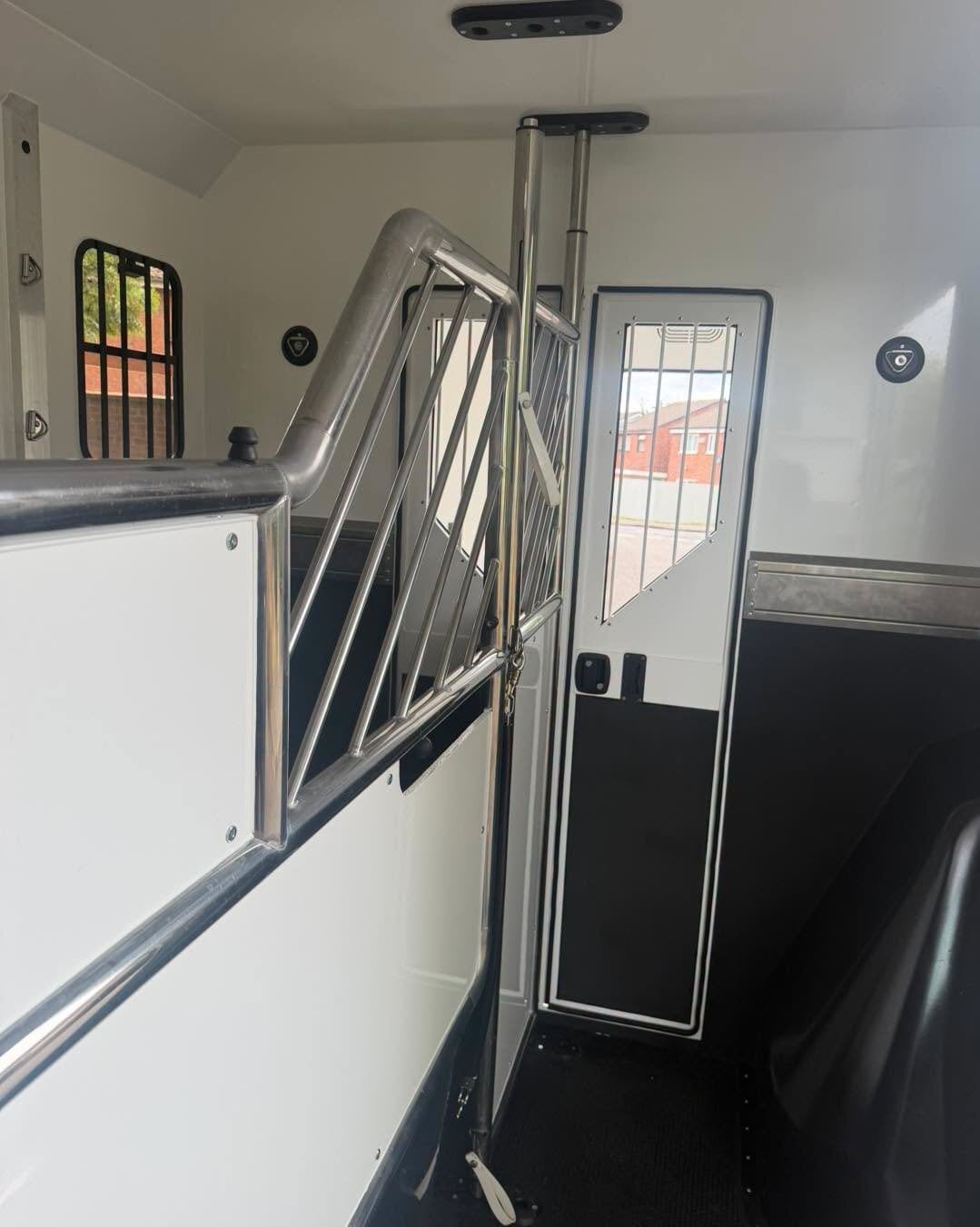 John Oates Classic Renault Horsebox - Trailers & Horseboxes