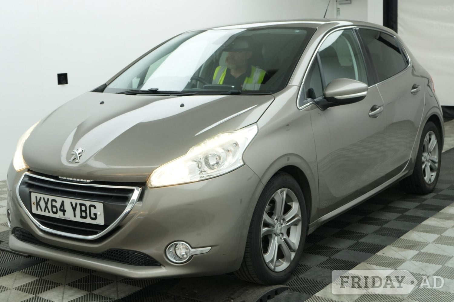 [ berth ]Peugeot 208