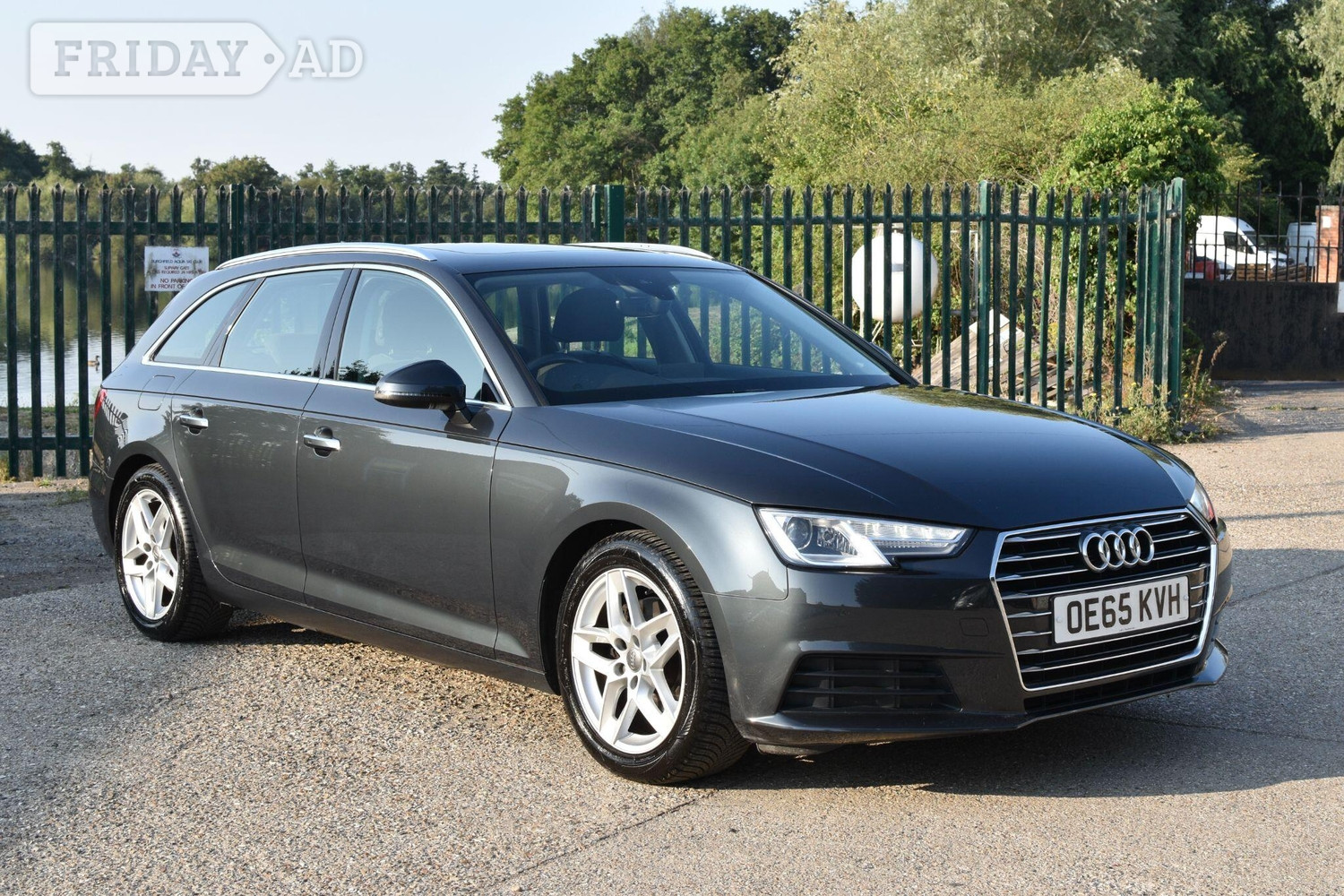Audi A4 Avant Reading