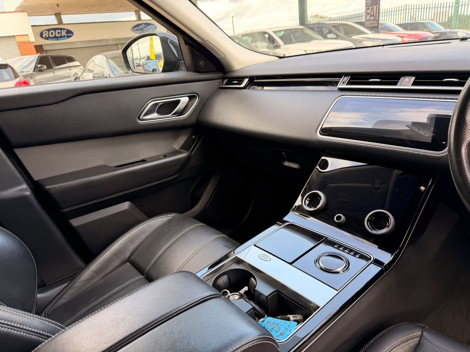 [ berth ]Land Rover Range Rover Velar