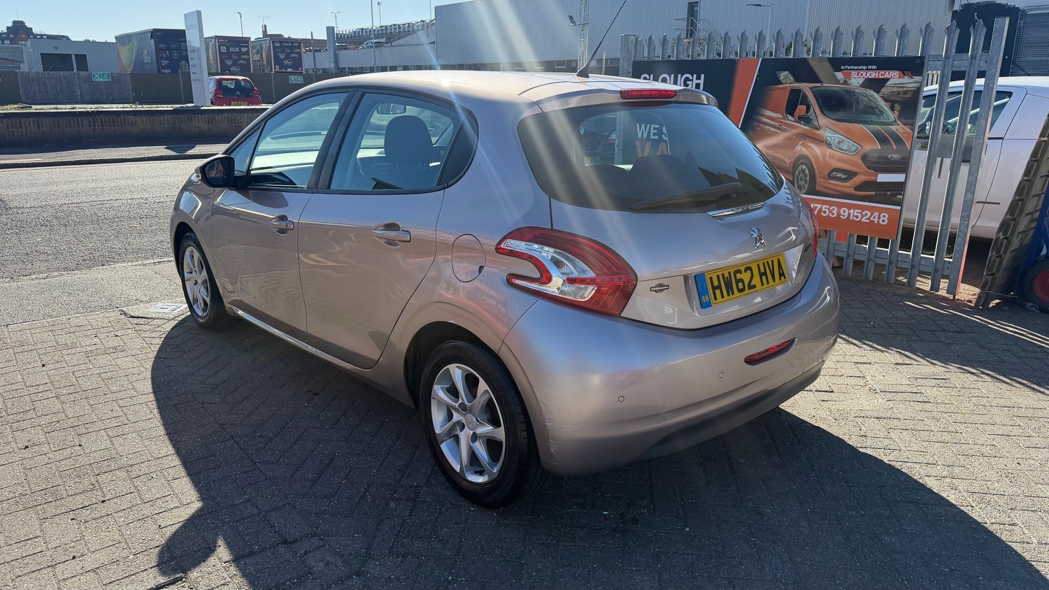 [ berth ]Peugeot 208