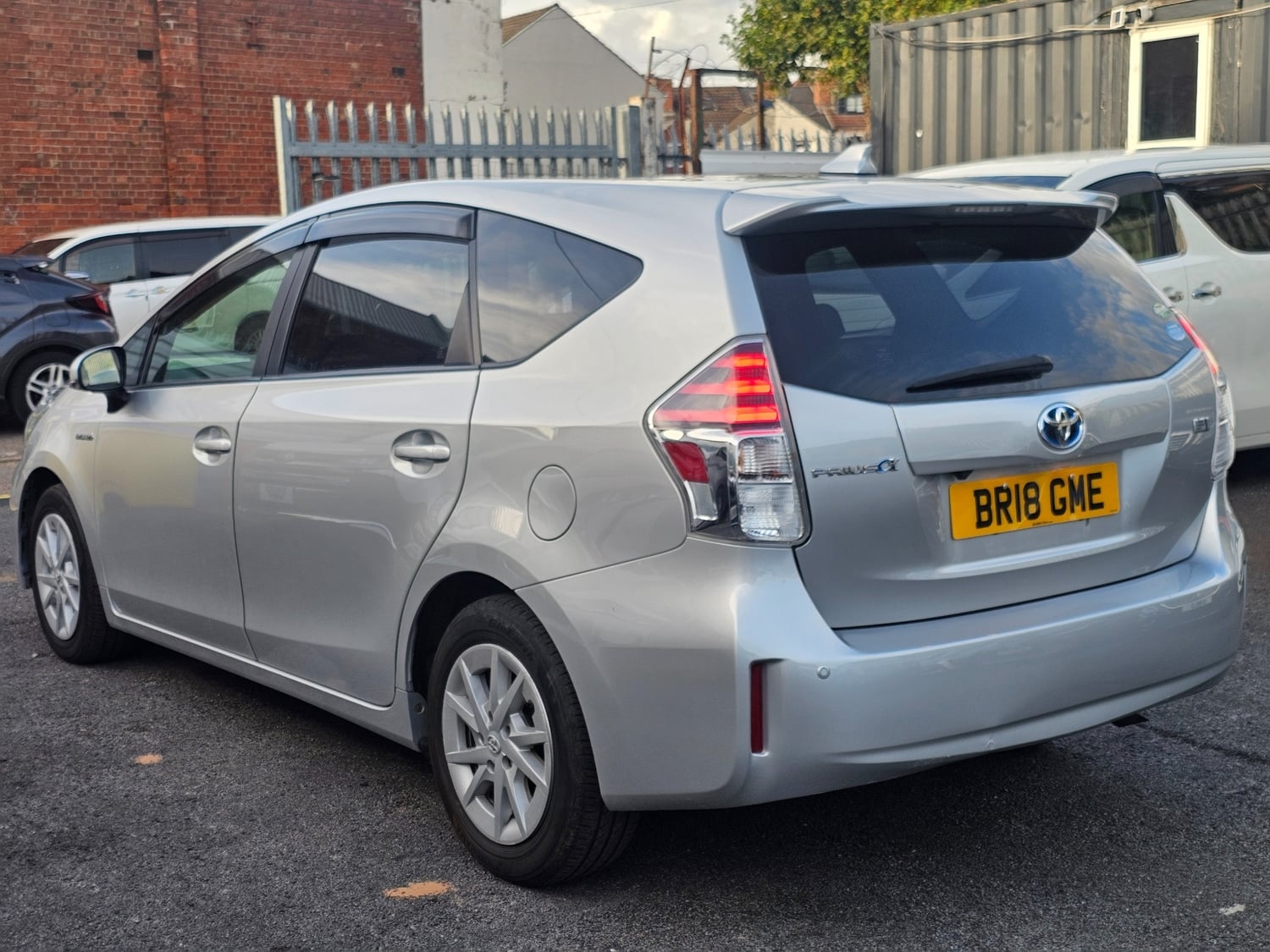 Toyota Prius+ 2018 - Cars