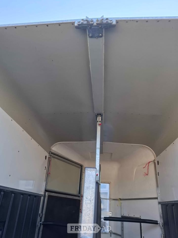 [ berth ]Bateson Deauville 2019 Horse Trailer - Barn Door – Exceptional Condition - Insurance and Relay Included till March 27 