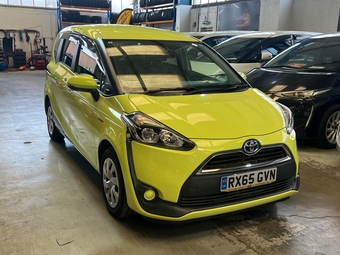 Toyota Sienta 2015