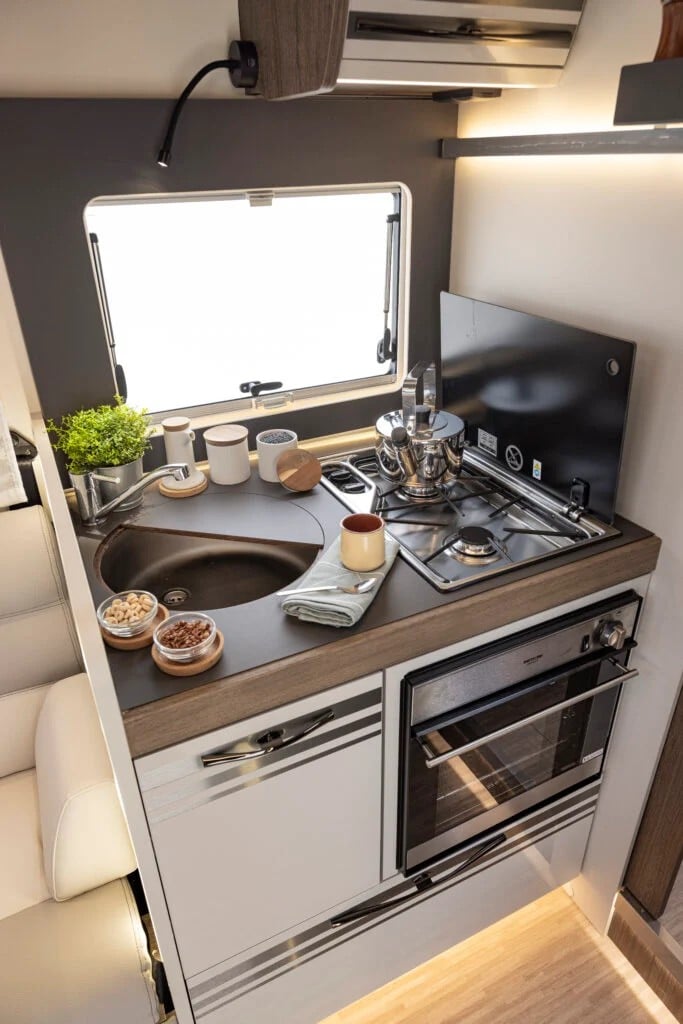 [4 berth ]Roller Team T-Line 740