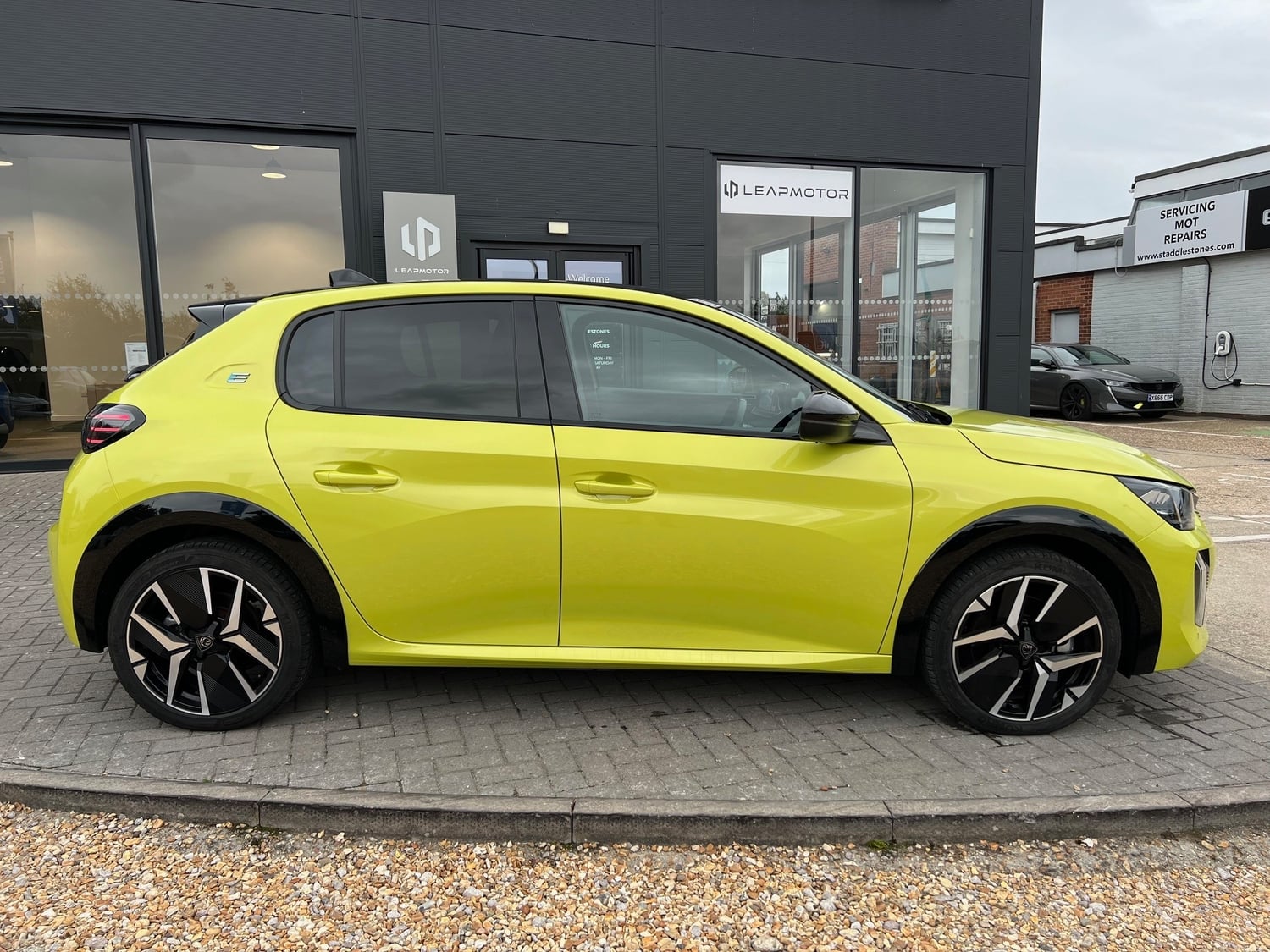 [ berth ]Peugeot e-208