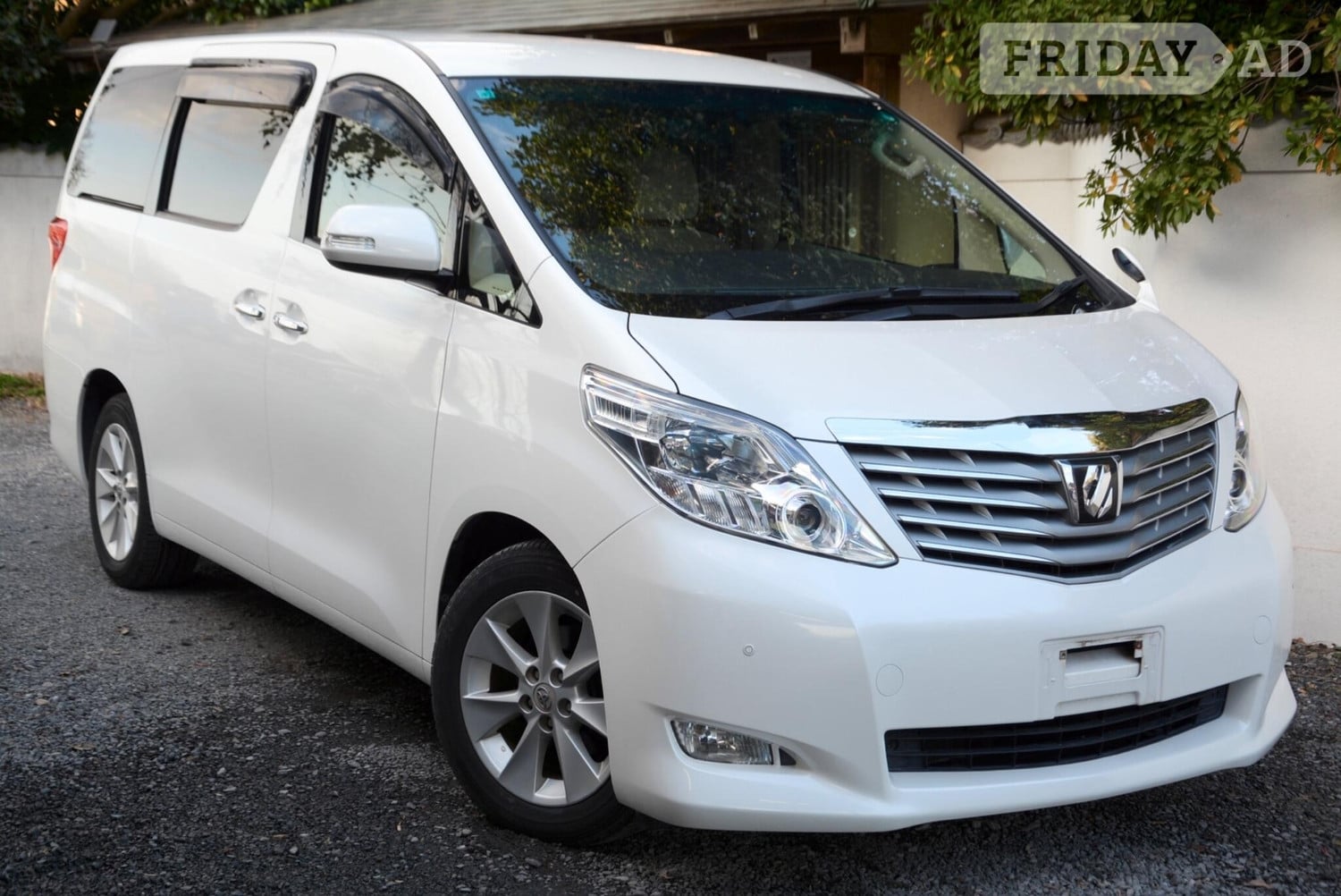 Toyota Alphard 2008 in Chingford