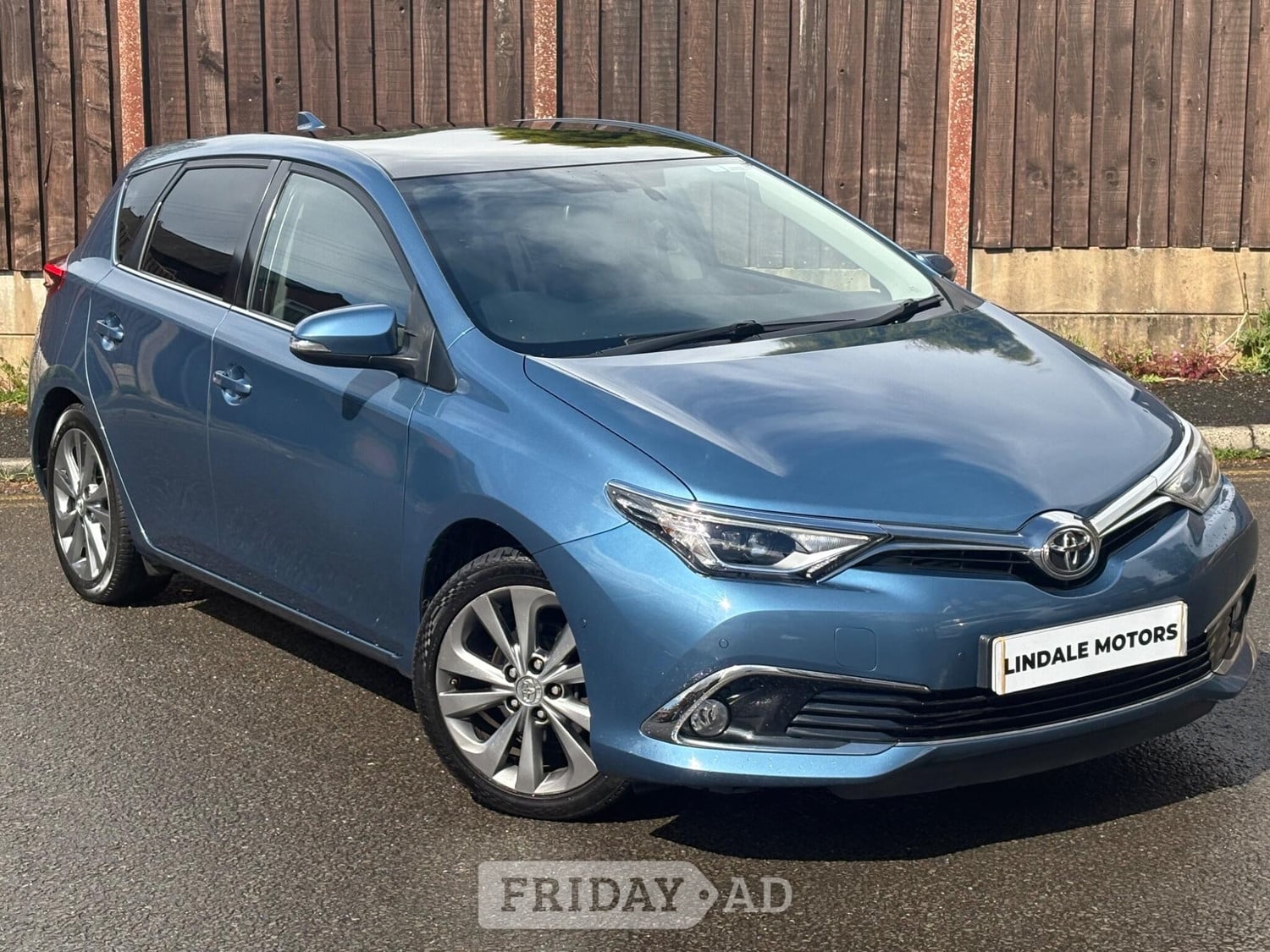 Toyota Auris 2015 in Oldham