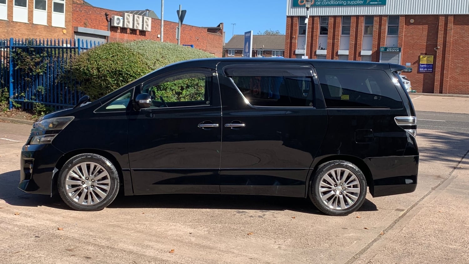 Toyota Vellfire 2014 - Cars in Birmingham