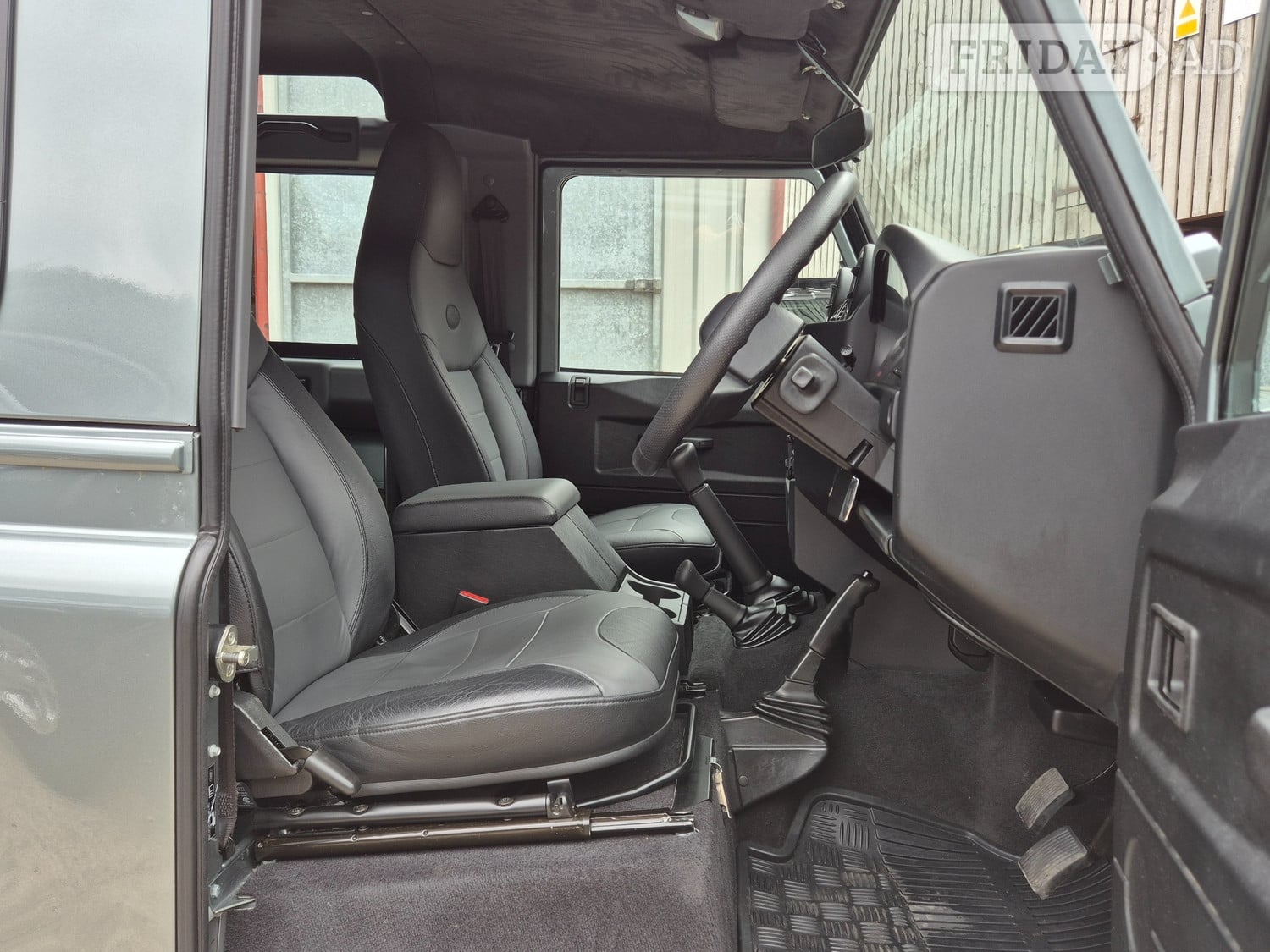 [ berth ]Land Rover Defender 90