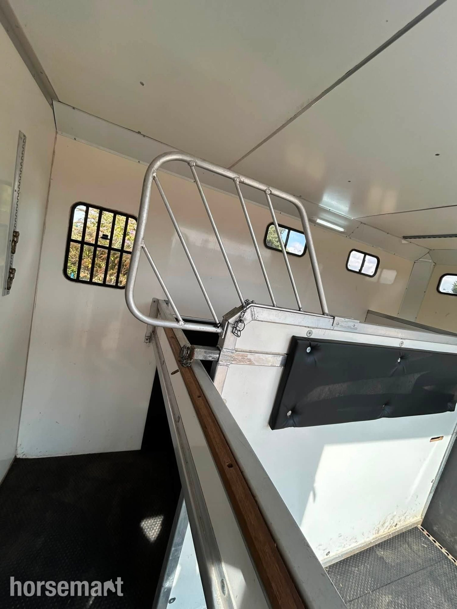 Peper Harow Trophy Twin LWB Iveco Horsebox - Trailers & Horseboxes in Godalming
