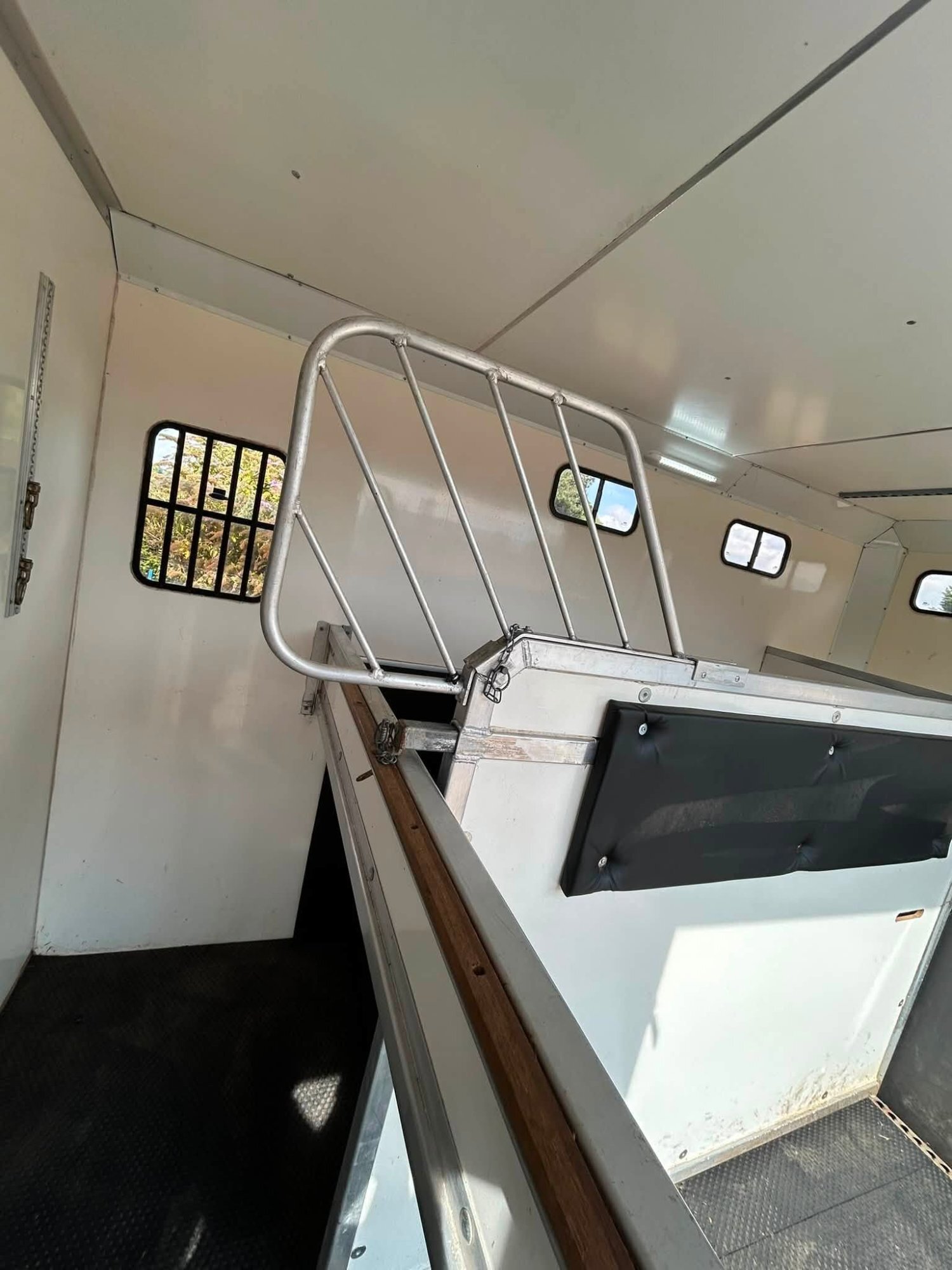 Peper Harow Trophy Twin LWB Iveco Horsebox - Trailers & Horseboxes in Godalming