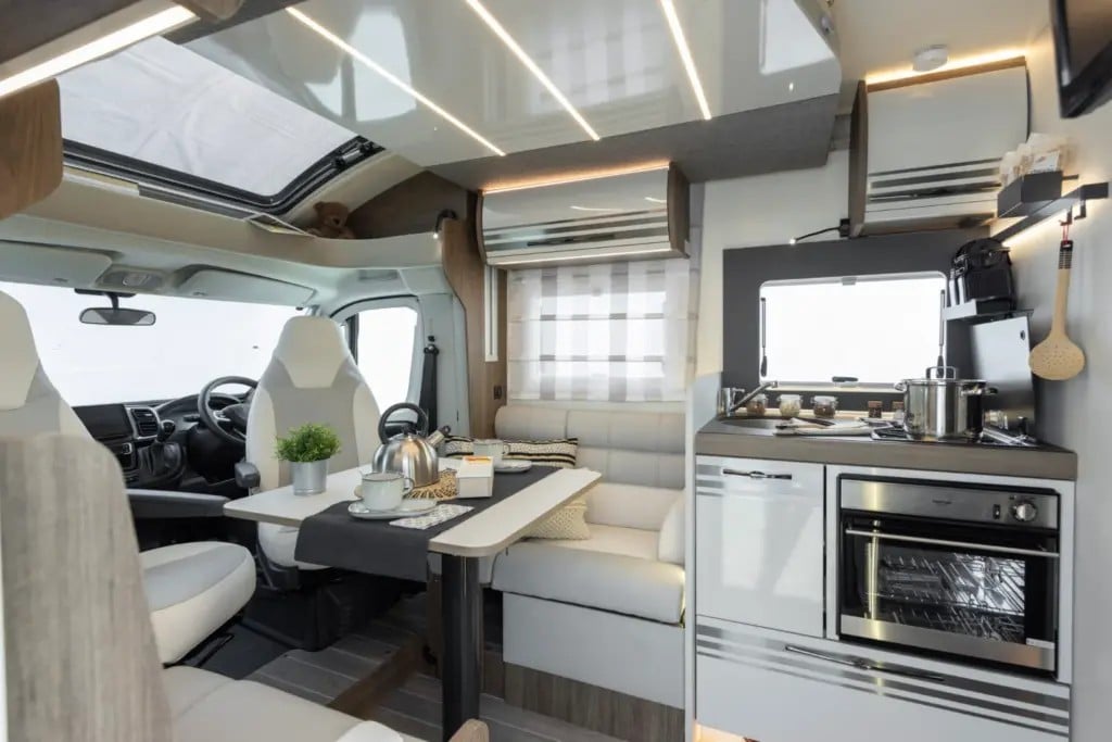[4 berth ]Roller Team T-Line 750