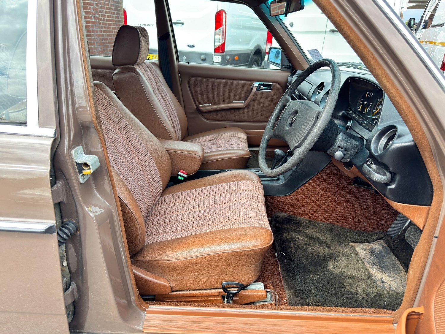 [ berth ]Mercedes-Benz 230