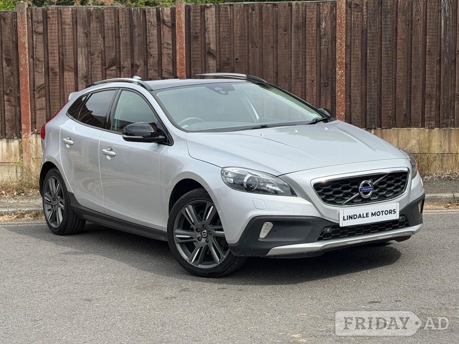 Volvo V40 Cross Country 2015 in Oldham