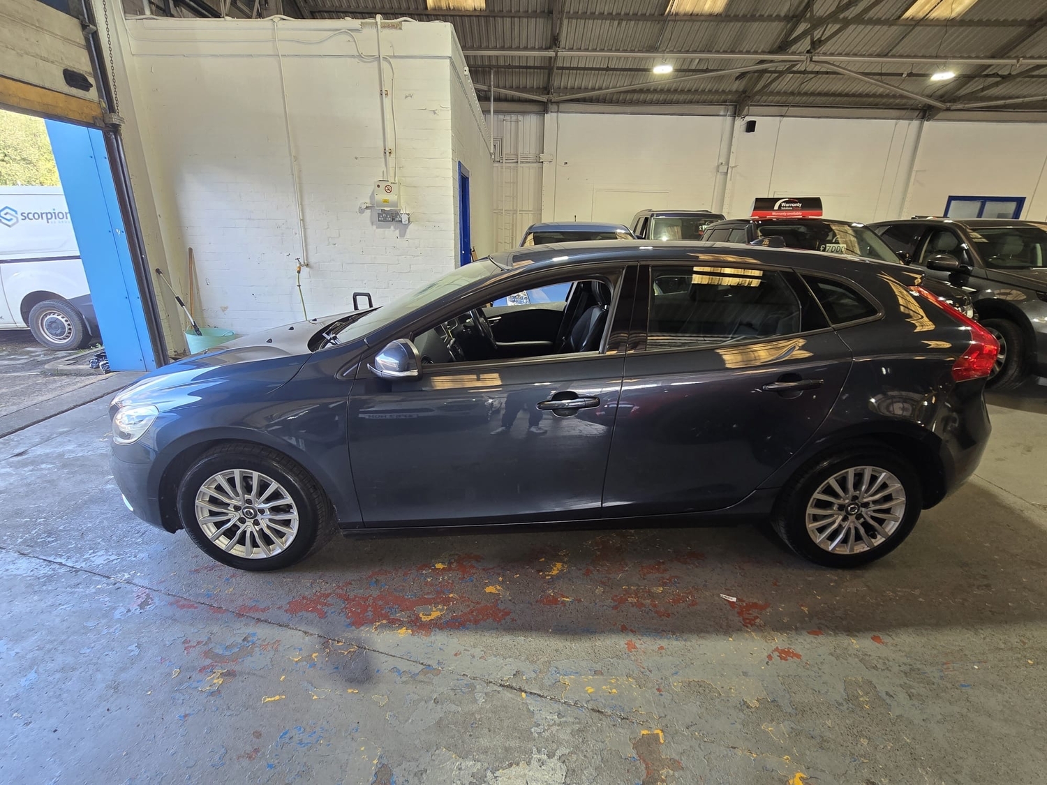 Volvo V40 2016 - Cars in Pontypridd
