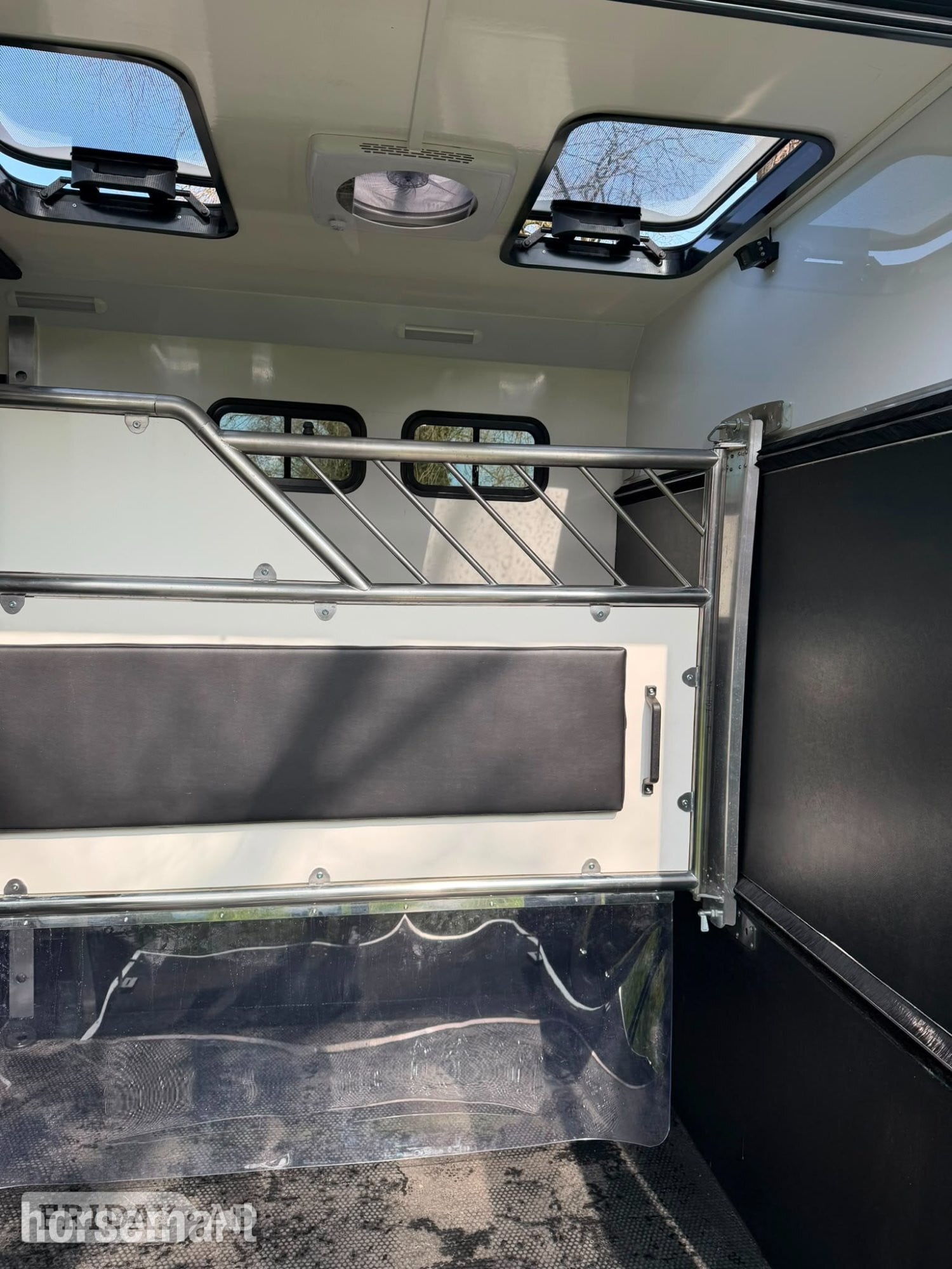 John Oates Transporter Renault Horsebox - Trailers & Horseboxes