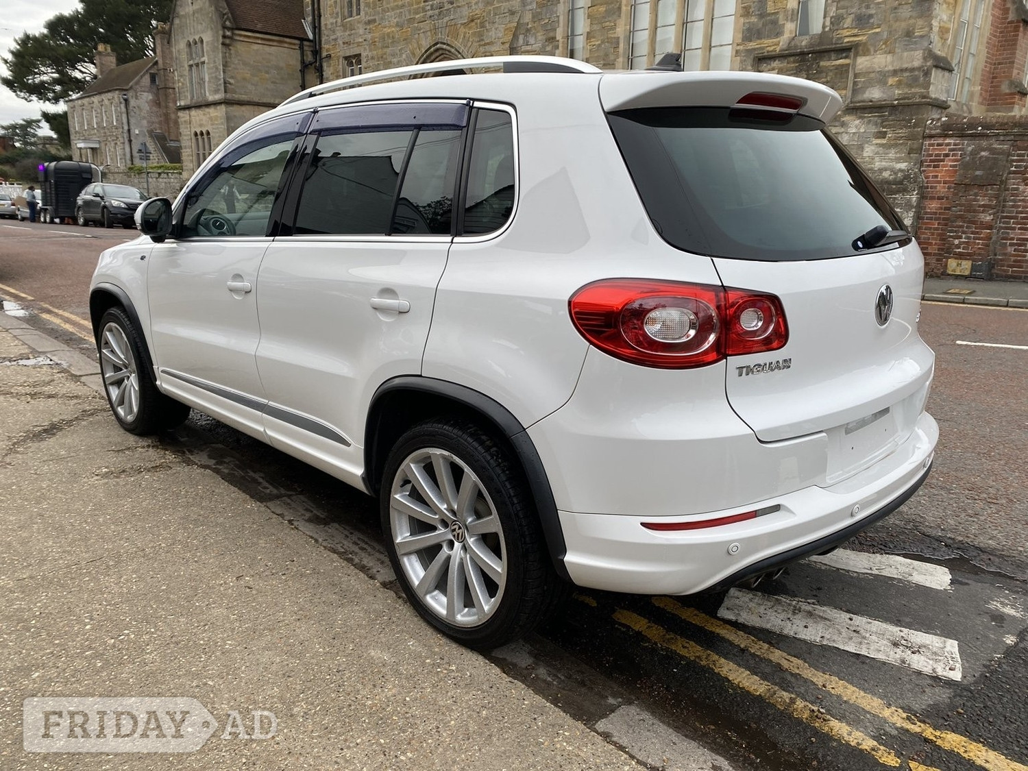 Volkswagen Tiguan 2010 - Cars