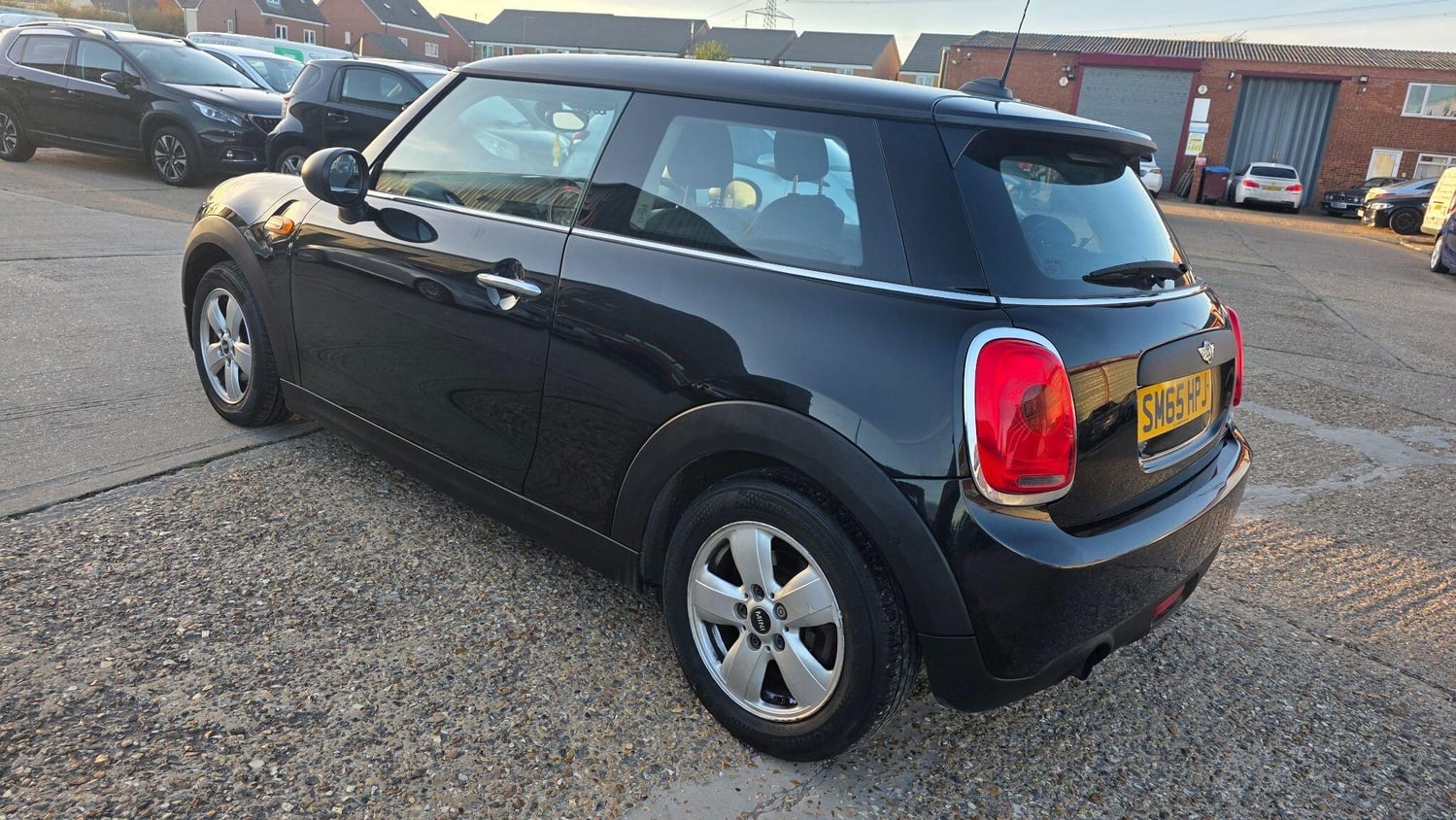 Mini Hatch 2015 - Cars in Leighton Buzzard