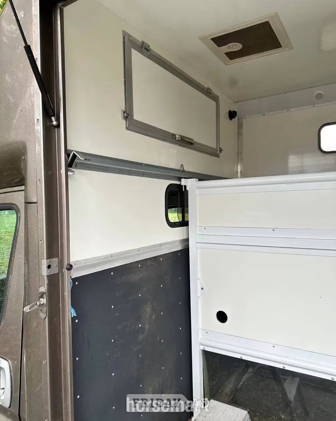 [ berth ]John Oates classic long stall