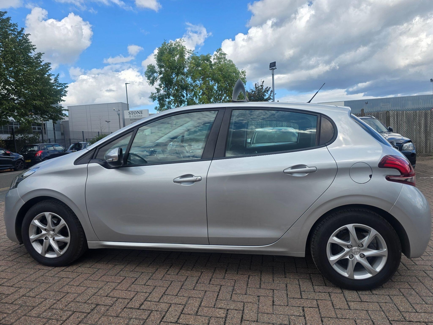 Peugeot 208 2017 - Cars in Camberley