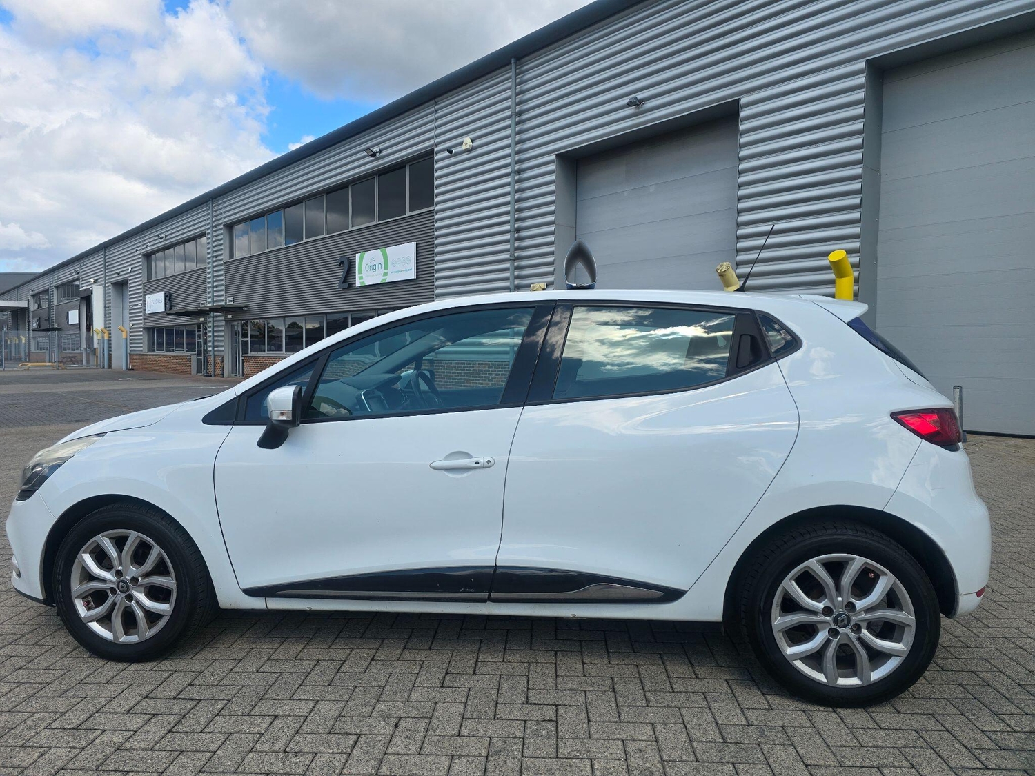Renault Clio 2016 - Cars in Camberley