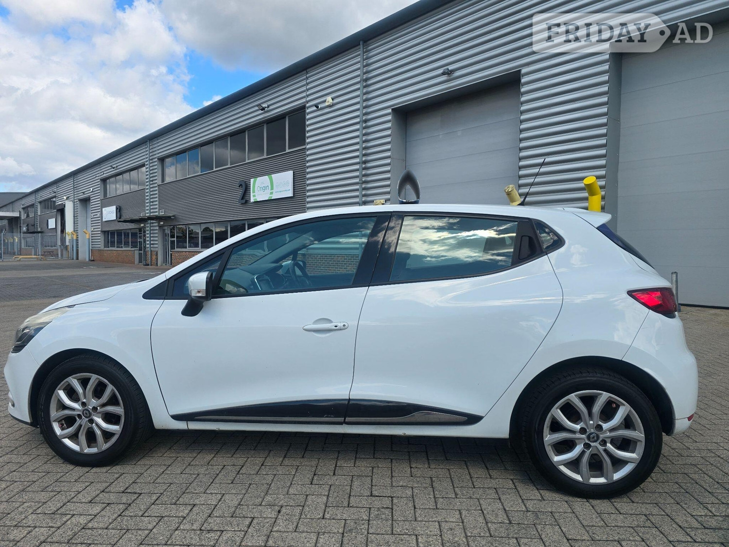 Renault Clio 2016 - Cars in Camberley