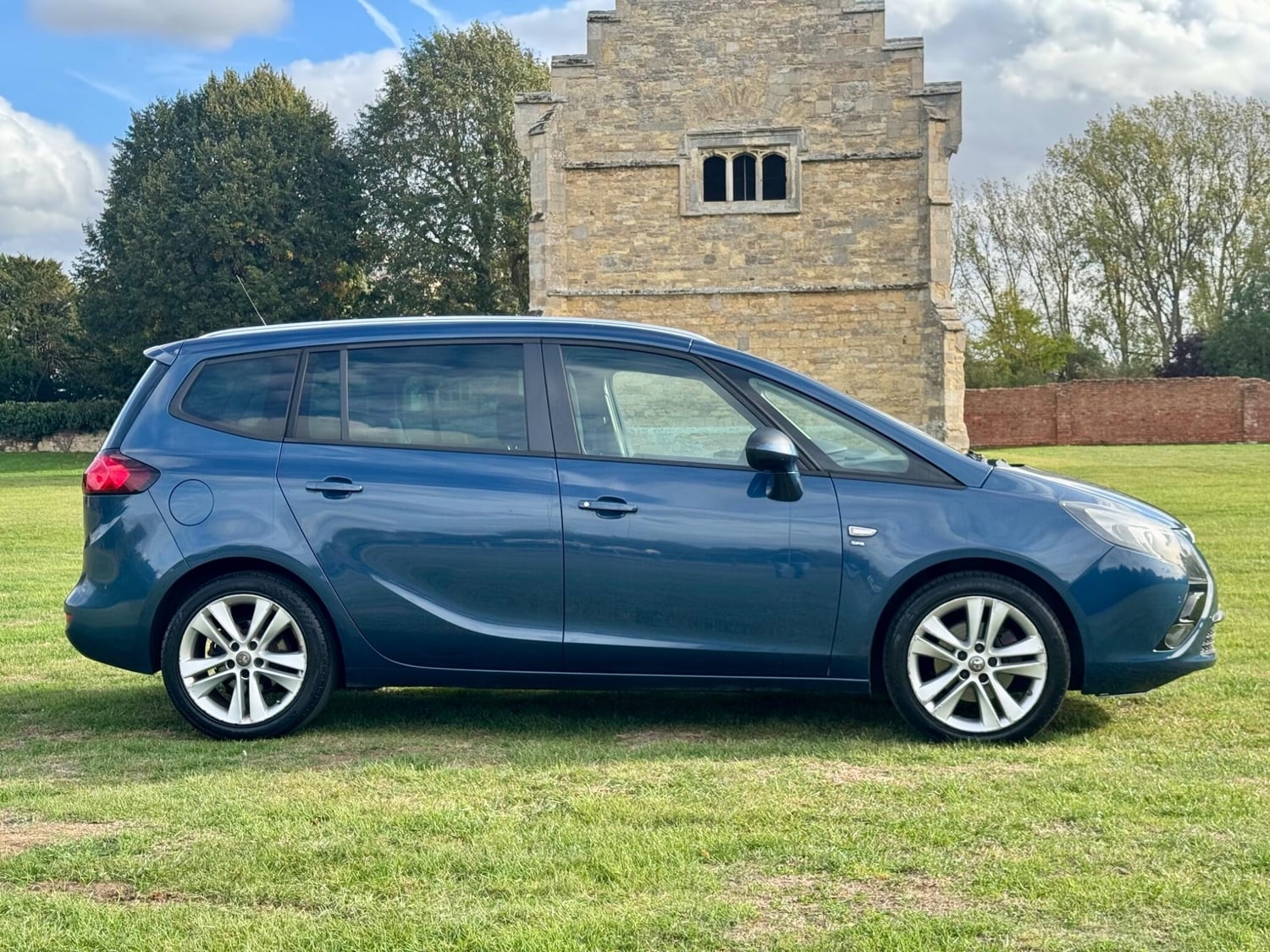 [ berth ]Vauxhall Zafira Tourer