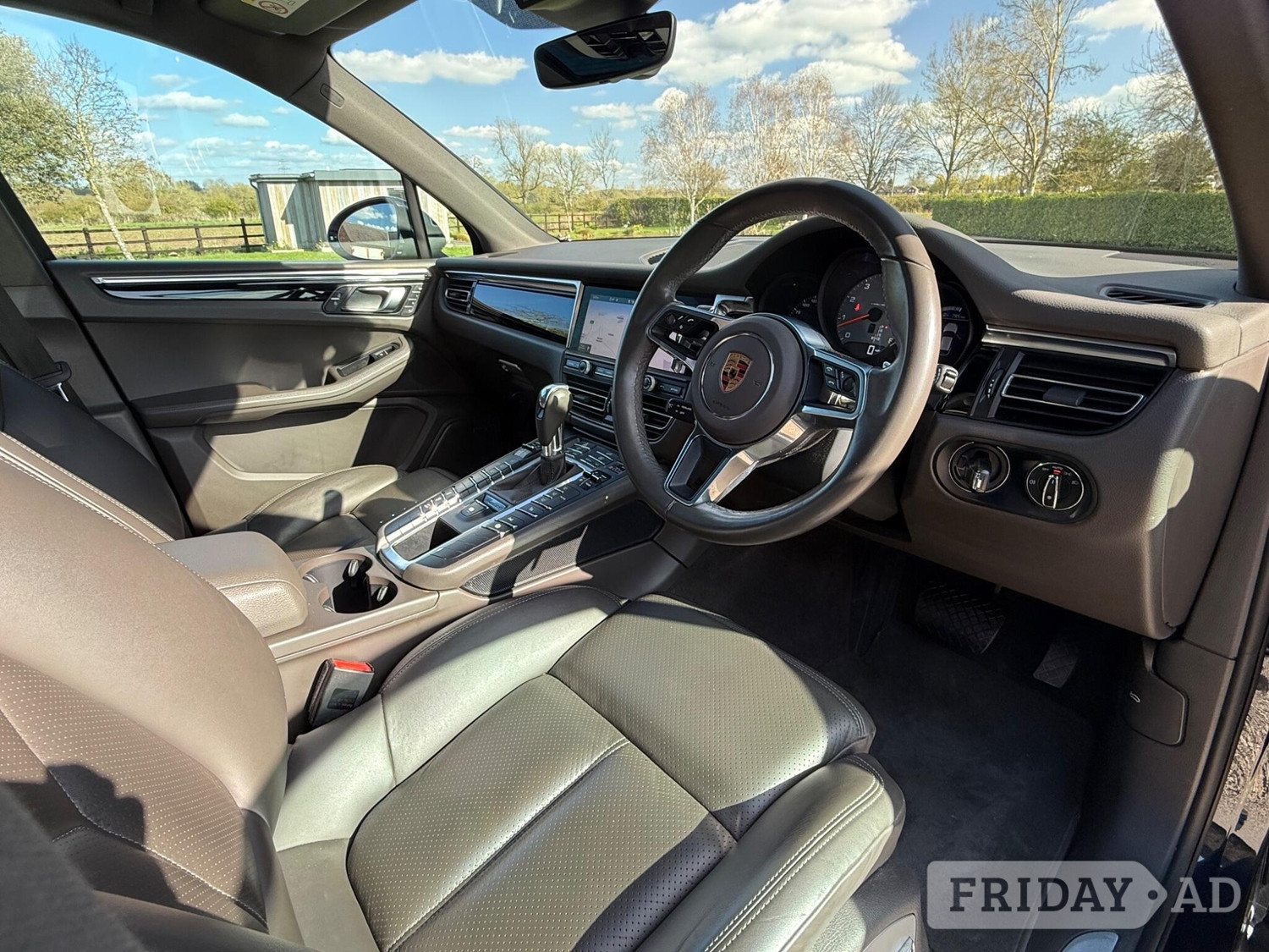 [ berth ]Porsche Macan