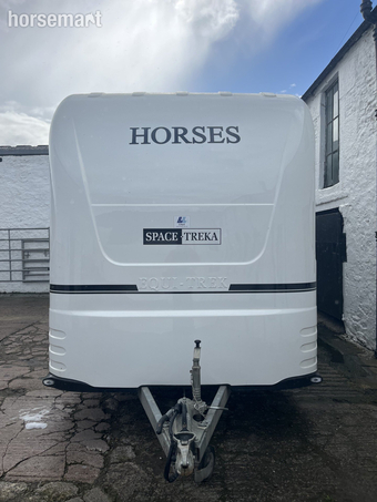 Equi-Trek Space-Treka III  Horse Trailer