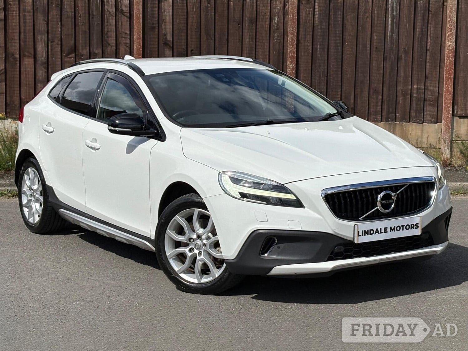 Volvo V40 Cross Country 2017 in Oldham