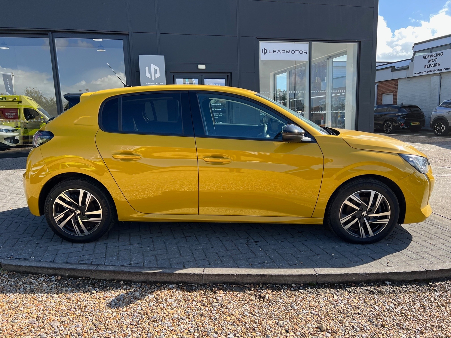 [ berth ]Peugeot 208