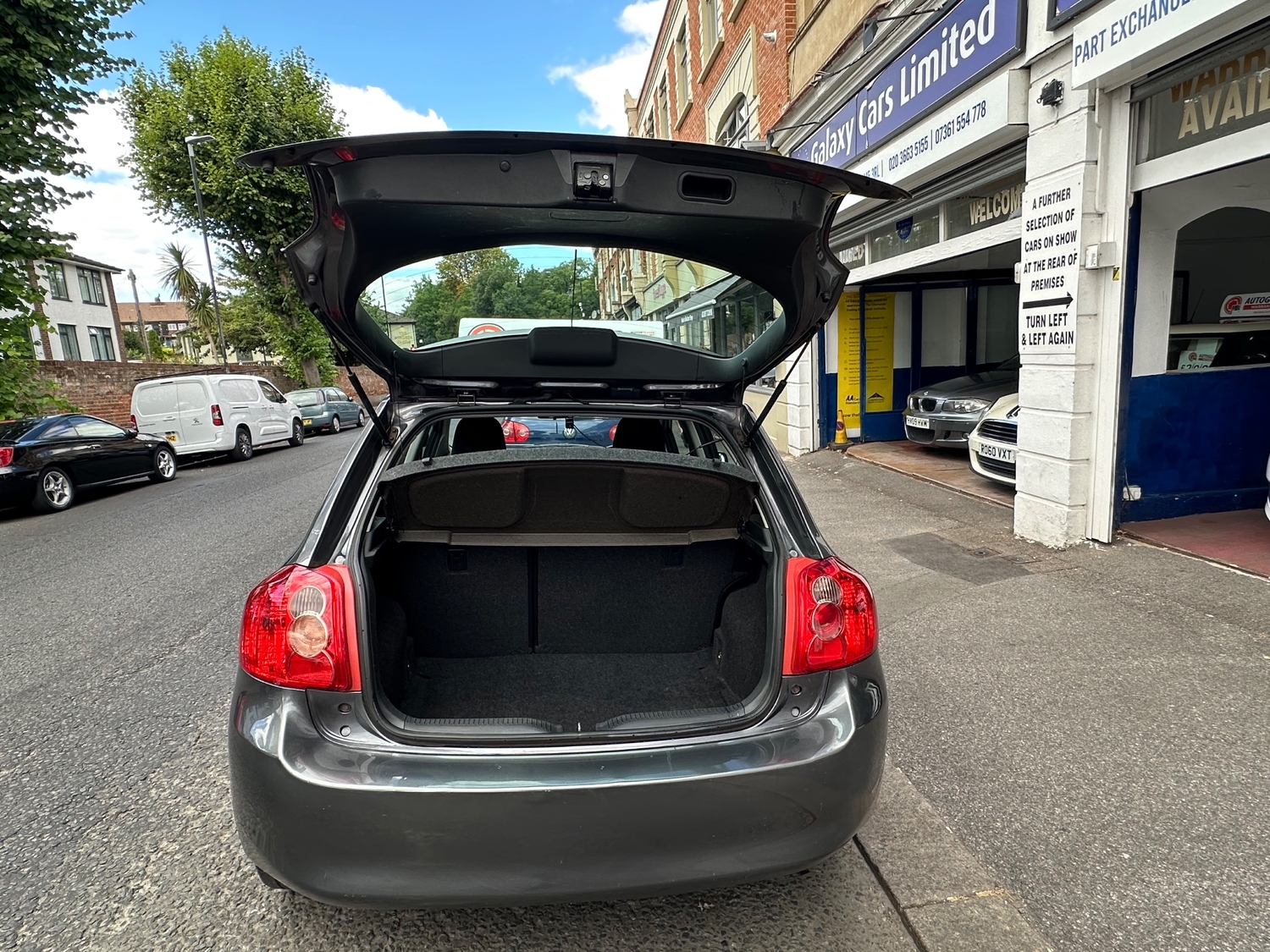 Toyota Auris 2009 - Cars in Sutton