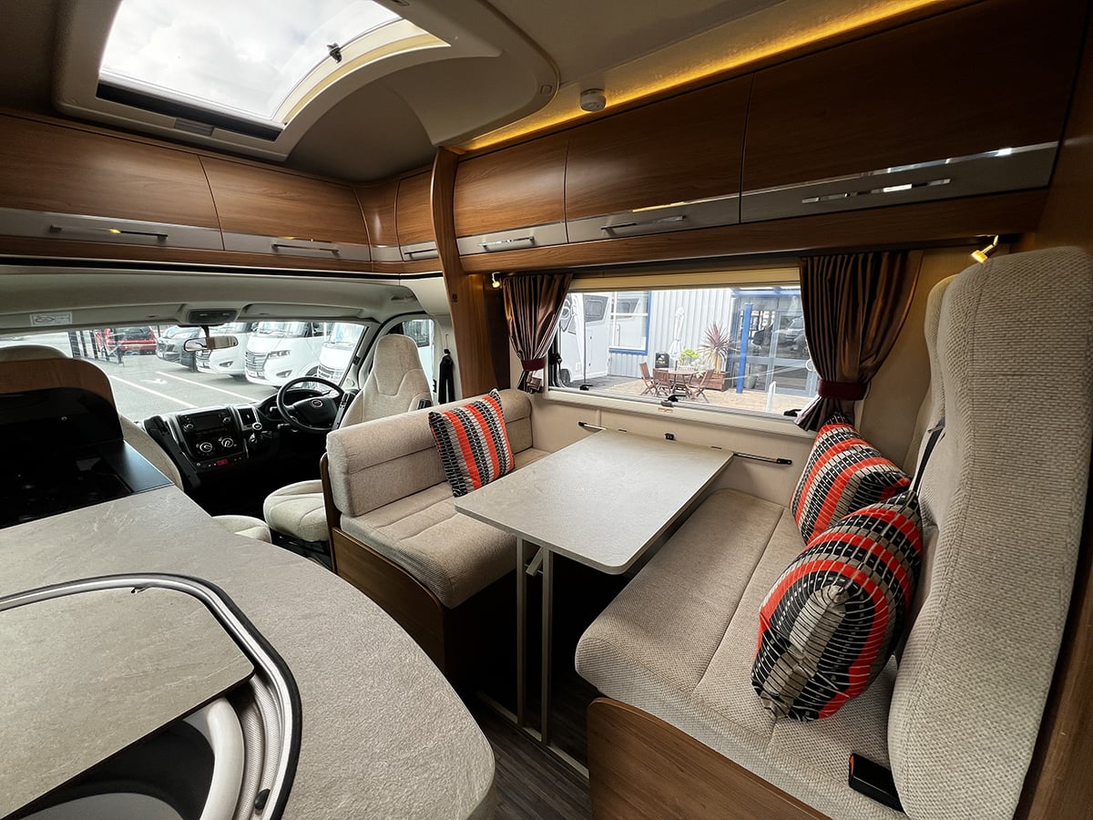 [4 berth ]Auto-Trail Apache 700