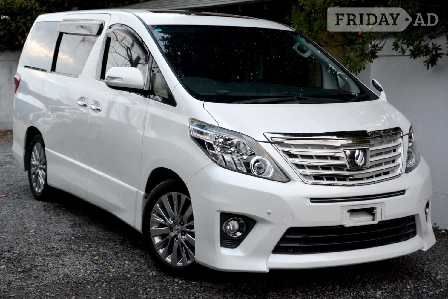 Toyota Alphard 2013 in Chingford