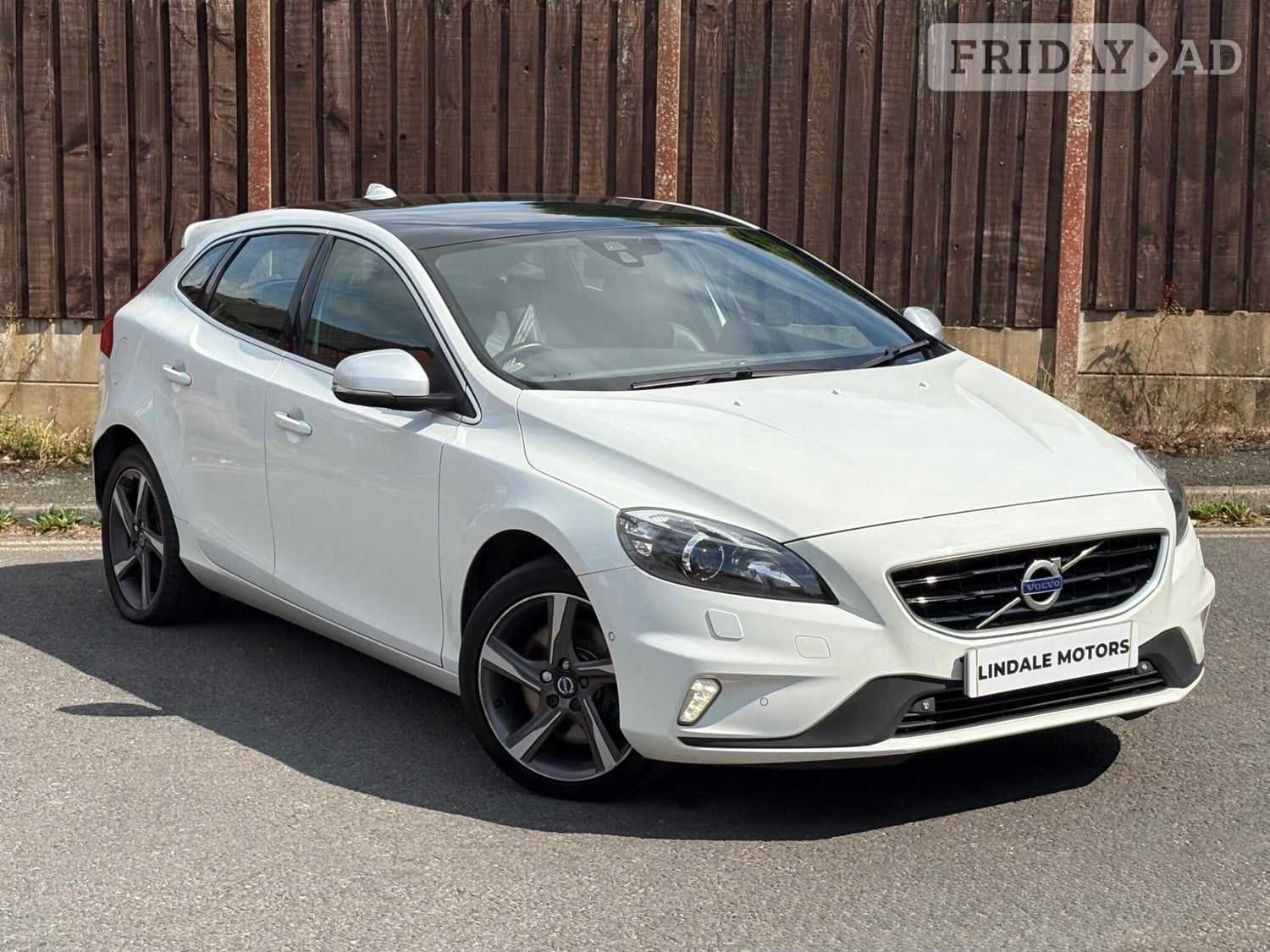 Volvo V40 2015 in Oldham