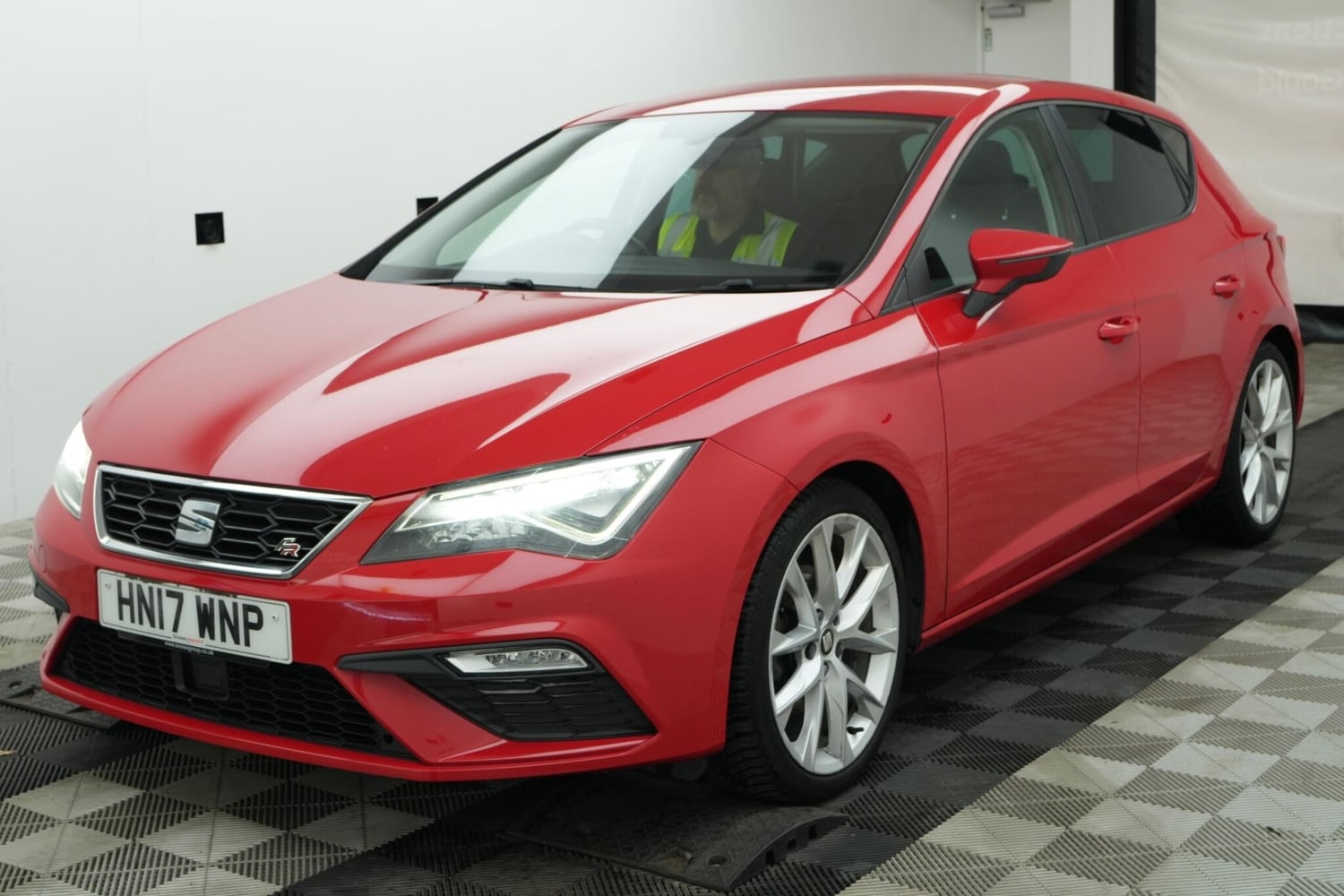 [ berth ]SEAT Leon
