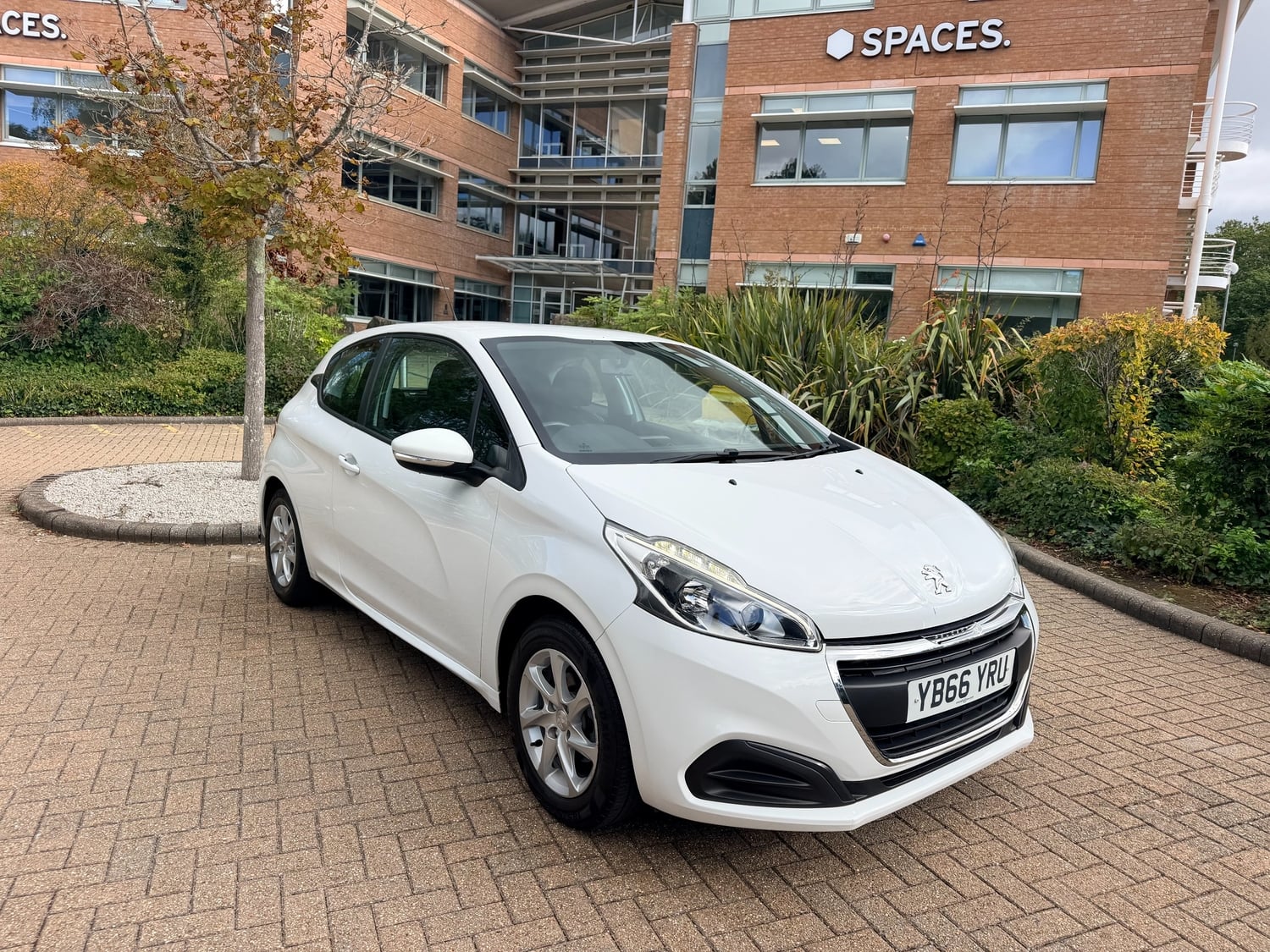 [ berth ]Peugeot 208