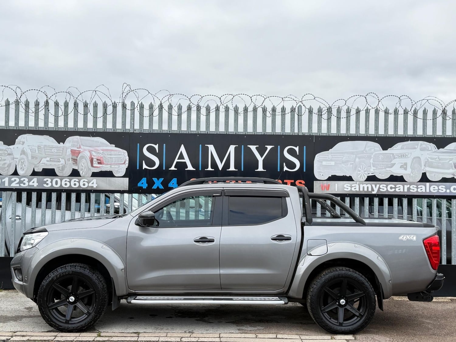 Nissan Navara 2017 - Vans & Commercial Vehicles in Bedford