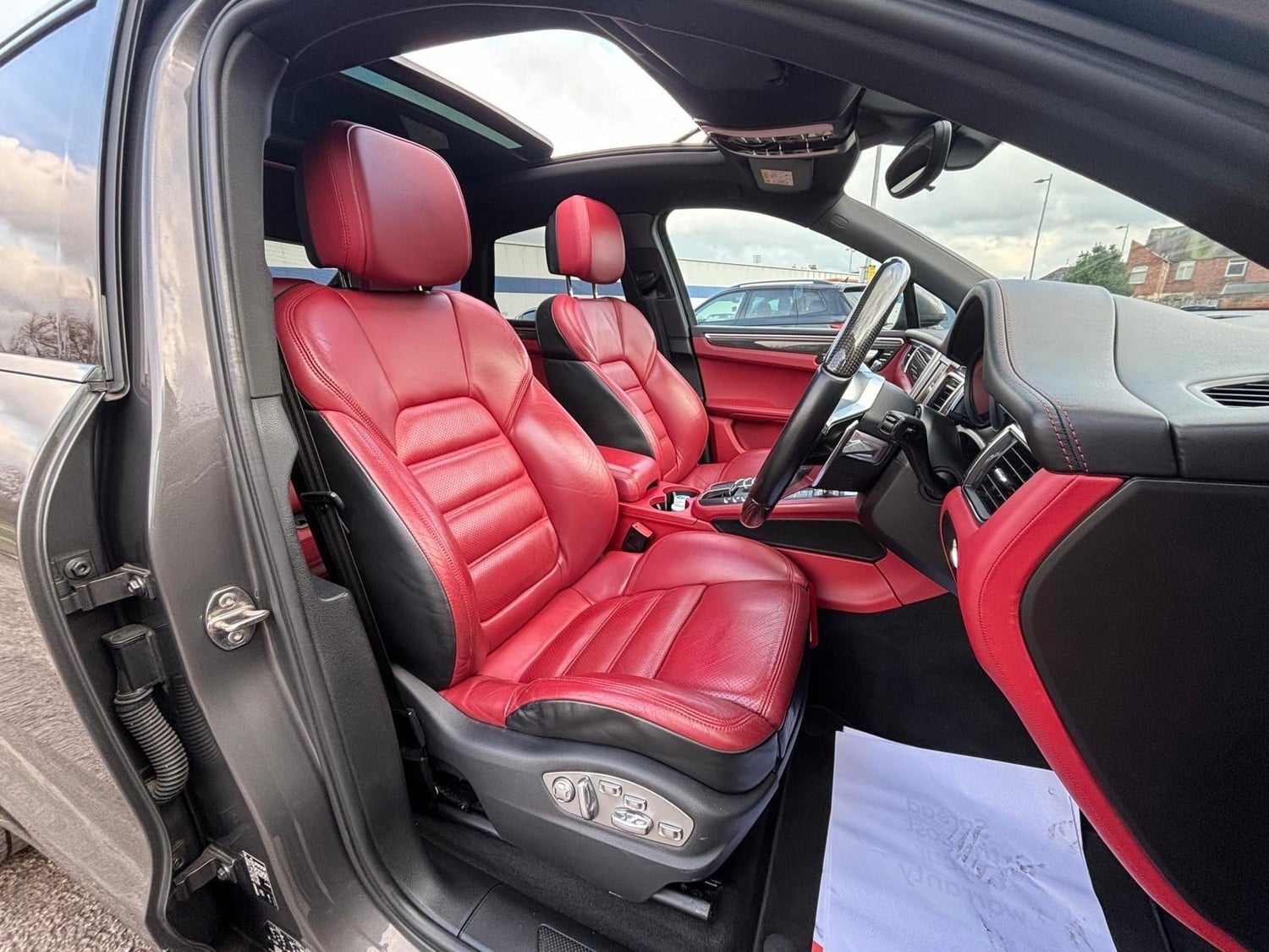 [ berth ]Porsche Macan