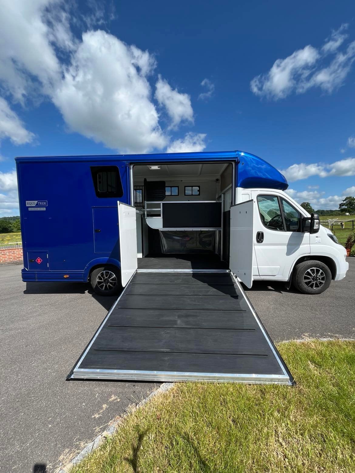 Equi-Trek Equinox Peugeot Horsebox - Trailers & Horseboxes in Swindon