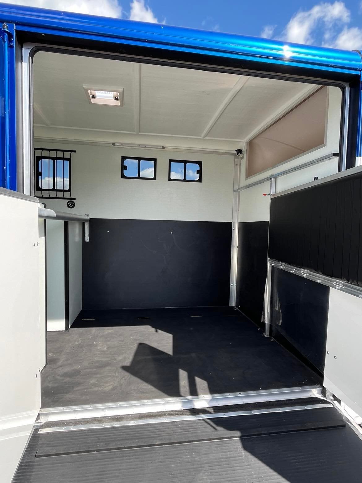 Equi-Trek Equinox Peugeot Horsebox - Trailers & Horseboxes