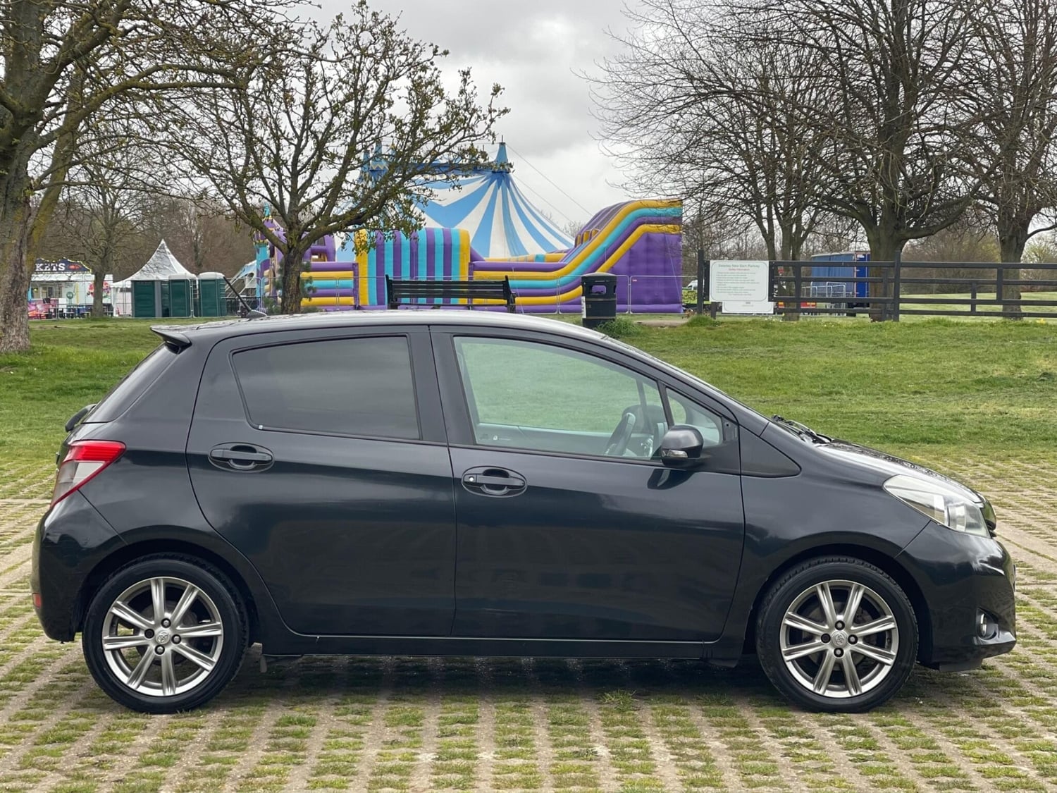 Toyota Yaris 2012 - Cars