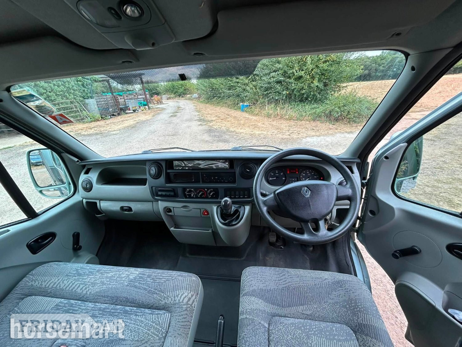 Marlborough  Renault Horsebox - Trailers & Horseboxes in Godalming