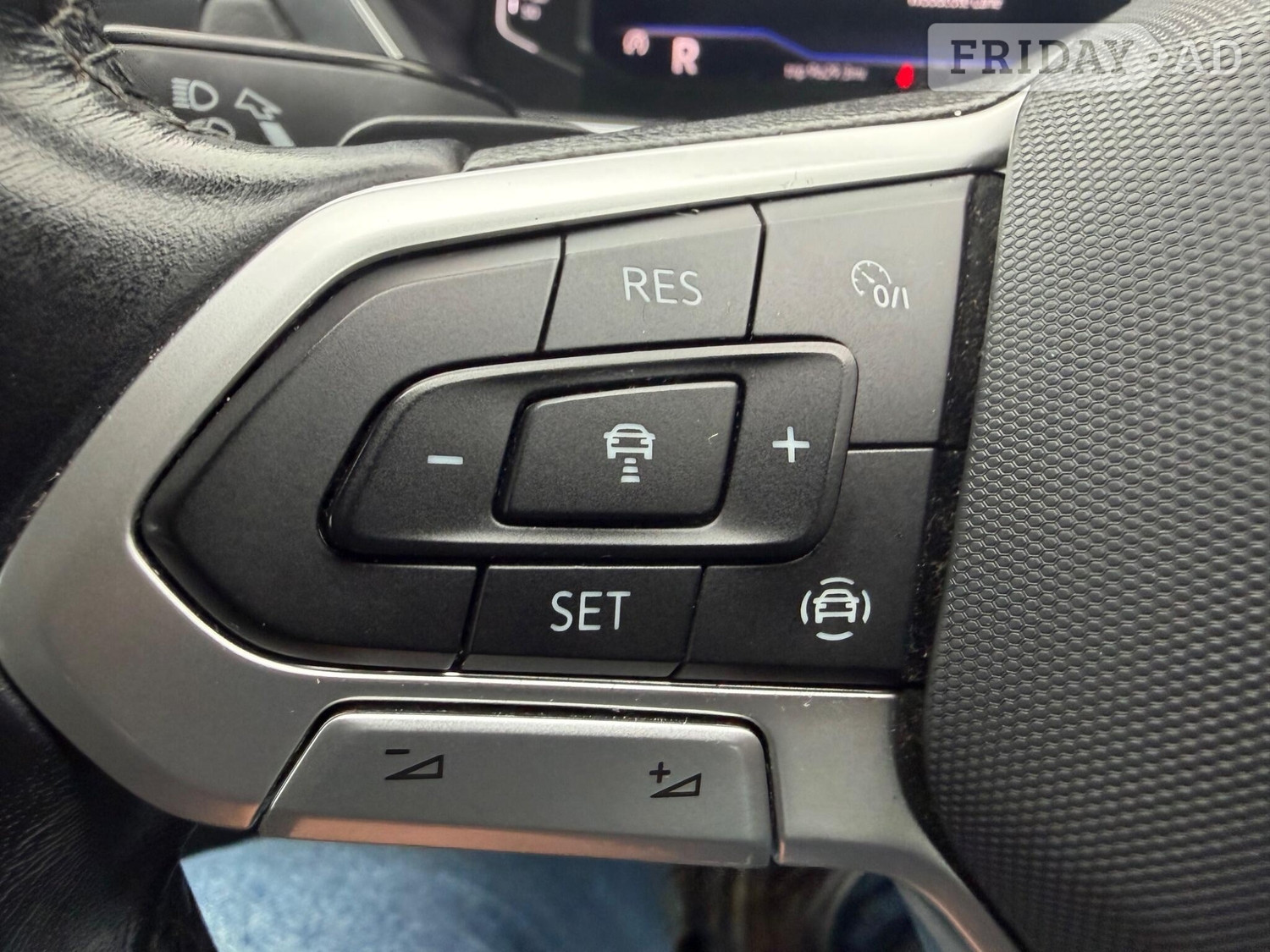 Volkswagen Tiguan 2022 - Cars